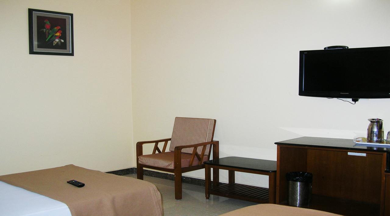 Отель Athidhi Residency Тирупати Экстерьер фото