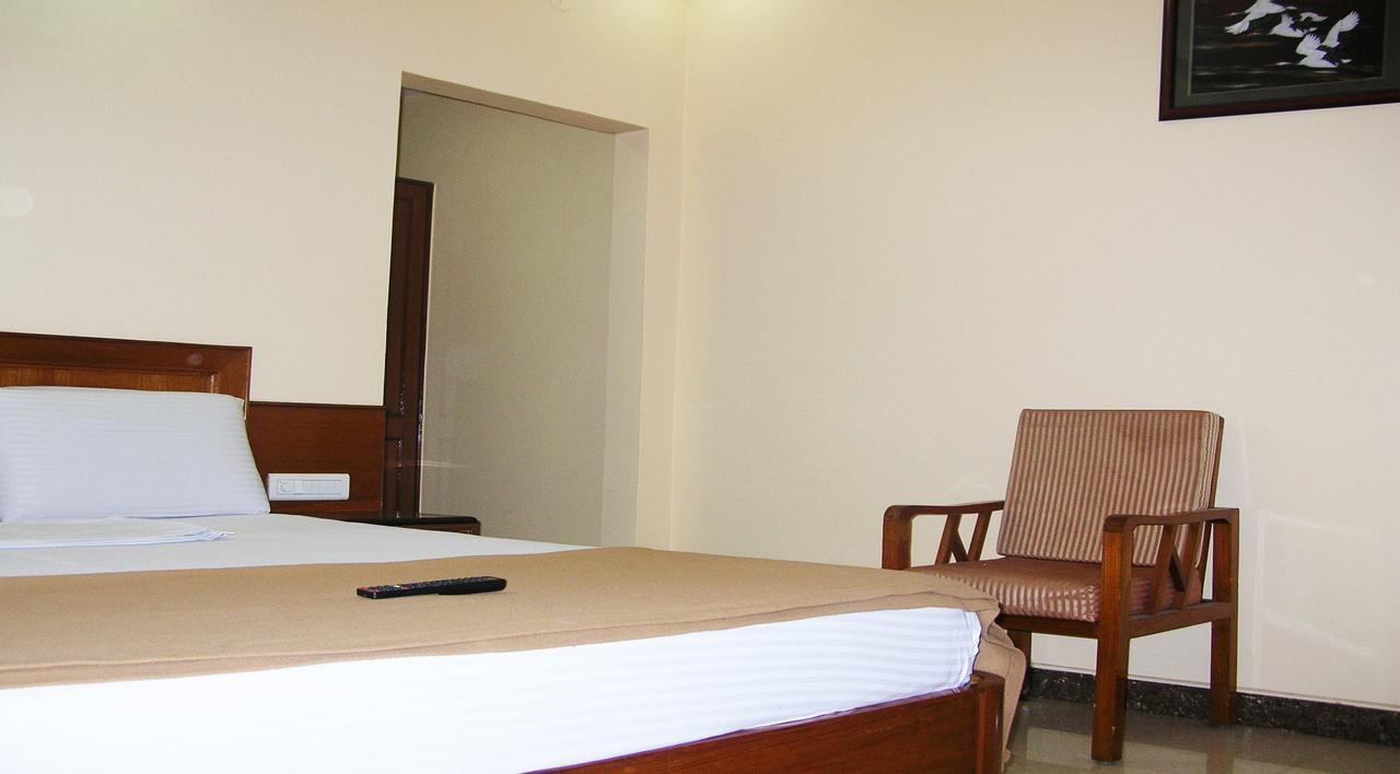 Отель Athidhi Residency Тирупати Экстерьер фото